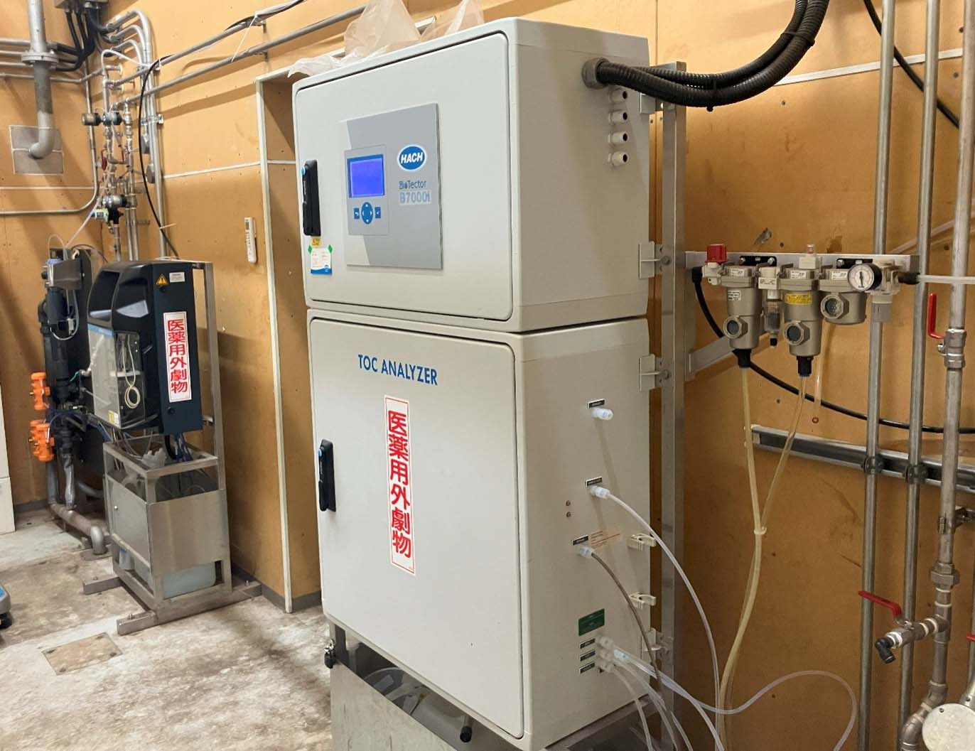 稼働中のオンライン計：左がVFA計EZ7200、右がTOC計BioTector B7000i